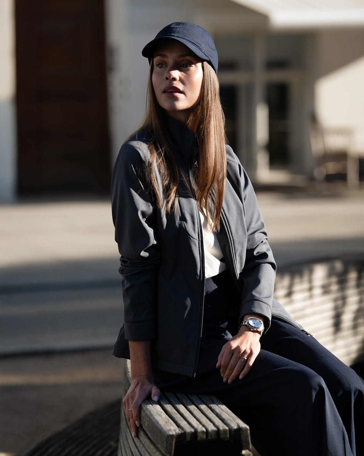 Livingston Women Grey SS25 Modelimage