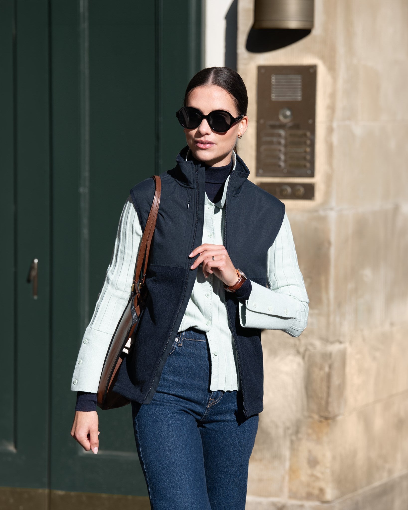 Highland Women Navy SS25 Modelimage (1)