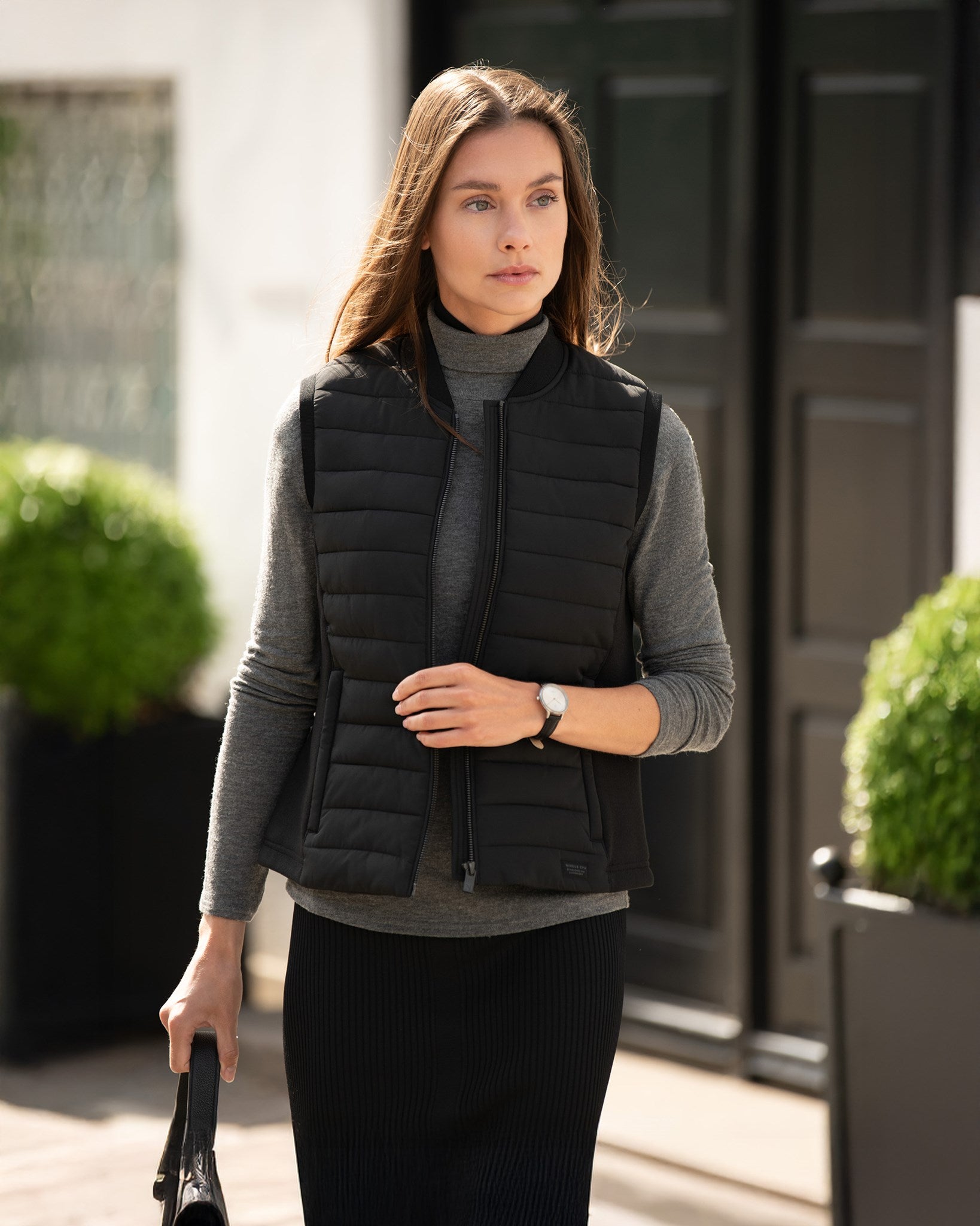 Vesper Women Black AW24 Modelimage